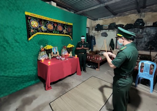 Chiến sĩ biên phòng lập bàn thờ vọng chịu tang cha ở chốt phòng, chống dịch COVID-19