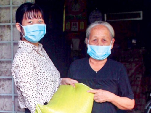 Hết lòng vì việc chung