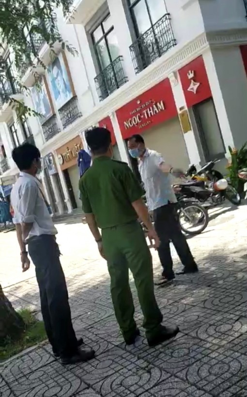 Vợ vi phạm Chỉ thị 16, chồng xé biên bản vi phạm trước mặt Tổ công tác