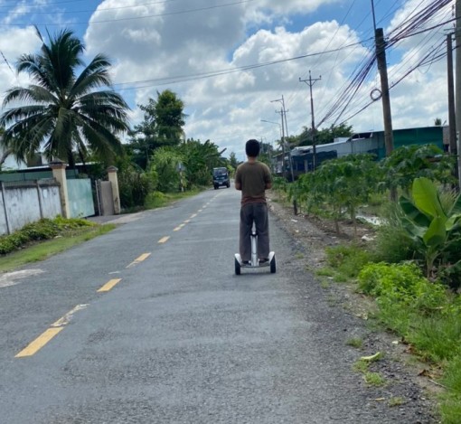 Xe điện cân bằng lưu thông trên đường