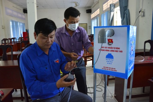 Thanh niên lắp ráp máy sát khuẩn năng lượng mặt trời