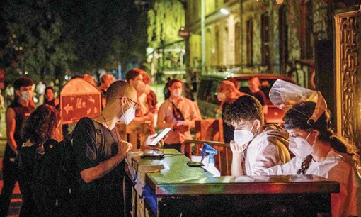 Nhiều nước chế tài với người không tiêm vaccine