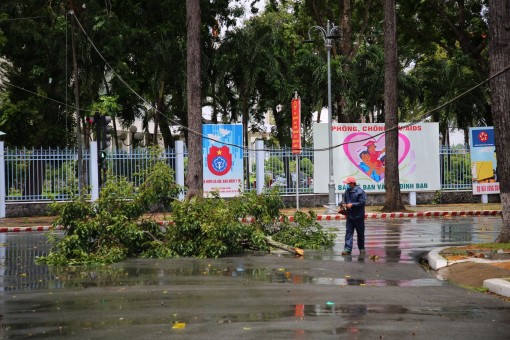 Mưa giông làm tốc mái, hư hại 10 căn nhà tại TP Cần Thơ