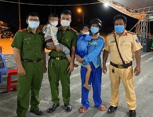 Công an TP Cần Thơ giúp 2 cháu bé đi lạc về với gia đình