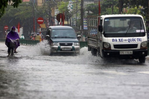 Trung Bộ nắng nóng gay gắt, Bắc Bộ và Nam Bộ mưa dông