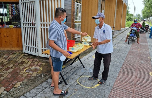 “Nhường cơm, sẻ áo”