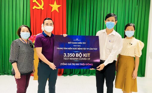 Đất Xanh Miền Tây trao tặng Trung tâm Kiểm soát bệnh tật TP Cần Thơ 3.350 bộ kit - test nhanh COVID-19, tổng giá trị 500 triệu đồng