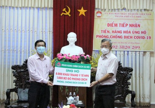 Trao tặng trang thiết bị y tế phòng, chống dịch COVID-19