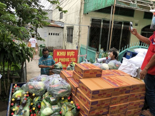 Tặng quà các hộ trong khu vực bị phong tỏa