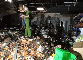 Cháy kho chứa bao bì, thiệt hại tài sản khoảng 1,5 tỉ đồng