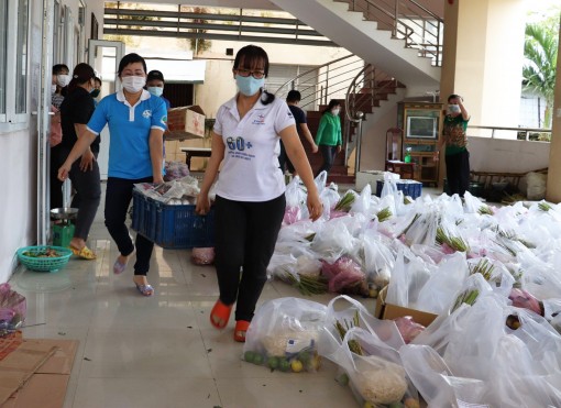 Hội LHPN TP Cần Thơ vận động quà hỗ trợ người dân và bếp ăn tuyến đầu làm nhiệm vụ