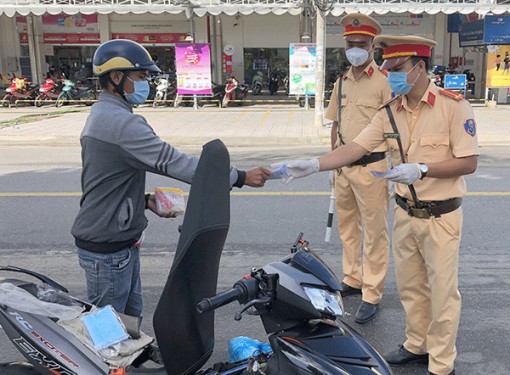 Ðảm bảo trật tự an toàn giao thông tại các chốt kiểm soát dịch COVID-19