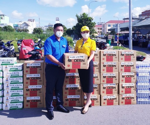 Tặng quà hỗ trợ các chốt kiểm soát y tế phòng, chống dịch COVID-19