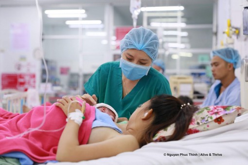 Nên cho trẻ bú sữa mẹ trong giai đoạn dịch bệnh COVID-19