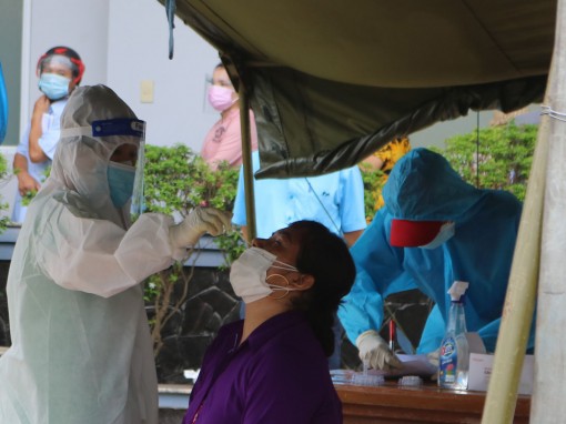 Cần Thơ: 50.000 liều vaccine tiêm phòng COVID-19 cho người dân khu phong tỏa, các ổ dịch