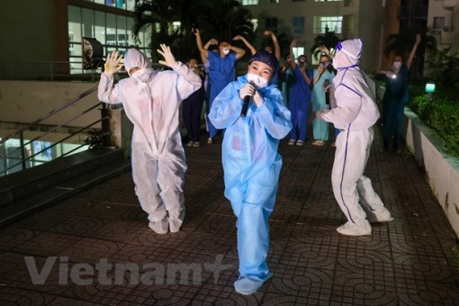 “Vùng xanh” không gian mạng và trách nhiệm xã hội của người nổi tiếng