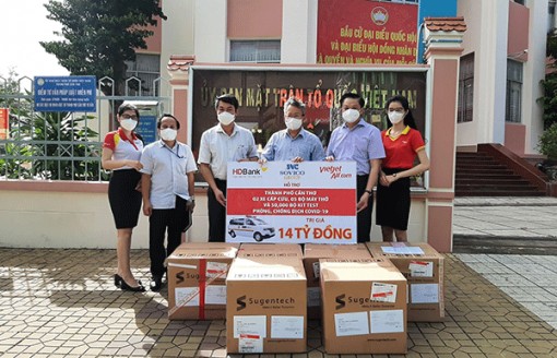 Tiếp nhận trang thiết bị y tế, vật tư y tế phòng, chống dịch COVID-19