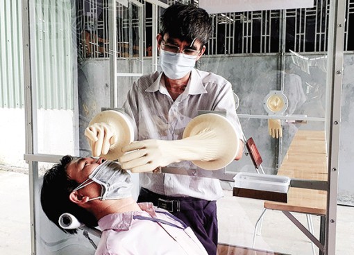 Sáng tạo buồng lấy mẫu xét nghiệm COVID-19