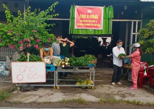 Chia sẻ với người dân gặp khó khăn