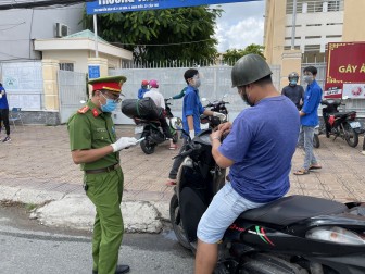 Còn nhiều người dân ra đường khi không thật sự cần thiết