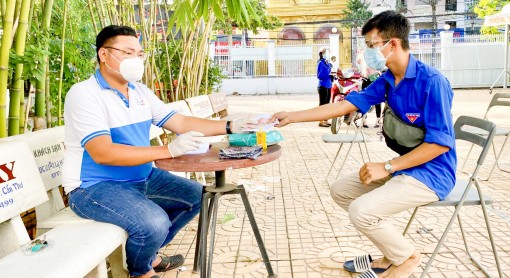 Thủ lĩnh xông pha chống dịch