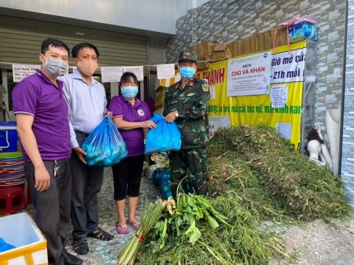 Vận động tặng quà hỗ trợ chống dịch covid-19