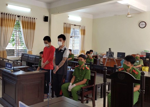 Tấn công lực lượng làm nhiệm vụ, 2 bị cáo bị xử phạt 2 năm 3 tháng tù