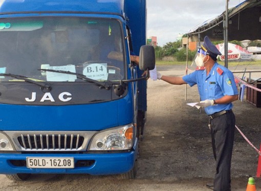 Vừa tăng cường kiểm tra giao thông, vừa đảm bảo phòng, chống dịch COVID-19