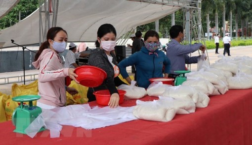 Cấp phát hơn 4.117 tấn gạo để hỗ trợ người dân khó khăn do COVID-19