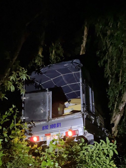 An Giang: Lao xe tải chở thuốc lá lậu xuống kênh để thoát thân