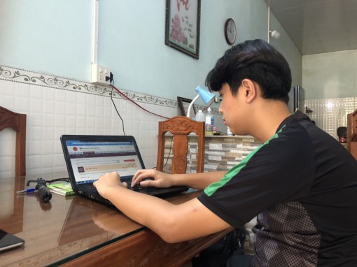 Thực hiện thủ tục trực tuyến để nhận gói an sinh