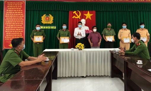 Khen thưởng đột xuất các tập thể có thành tích trong phòng, chống dịch COVID-19