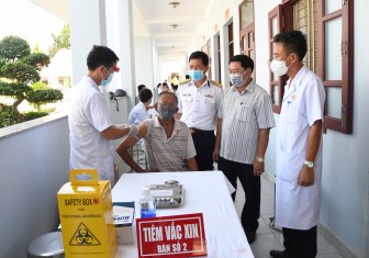 Quân y Vùng 5 hỗ trợ địa phương tiêm vắc xin phòng Covid-19 cho người dân