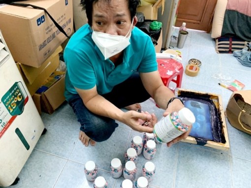 Triệt phá đường dây buôn bán thuốc điều trị COVID-19 giả