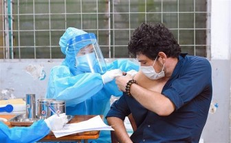 Bắt giam người sắp xếp tiêm vaccine không đúng đối tượng