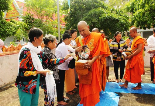 ចំ​ណាយ​ថវិកា​ចំ​នួន​ ១,៣៧ ពាន់​លាន​ដុង​ ឧប​ត្ថម្ភ​ដល់​វត្ត​ព្រះ​ពុទ្ធ​សាសនា​ខ្មែរ​ចំ​នួន​ ៩២ វត្ត​