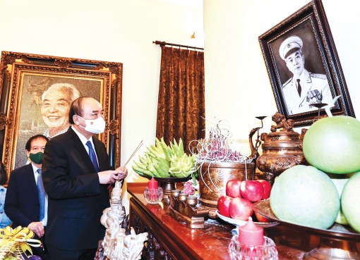 Đoàn đại biểu lãnh đạo Đảng, Nhà nước, MTTQVN dâng hương tưởng niệm 110 năm Ngày sinh Đại tướng Võ Nguyên Giáp