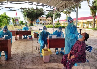 Biệt đội lấy mẫu xét nghiệm COVID-19