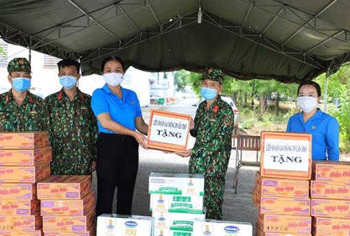 Thăm hỏi, động viên lực lượng tuyến đầu chống dịch