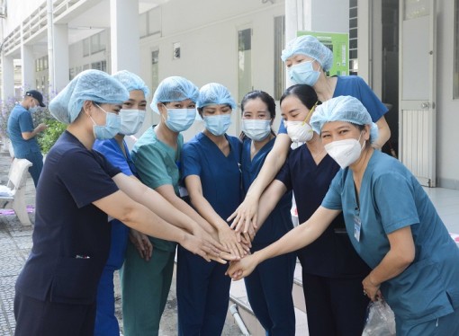 Hàng trăm “chiến sĩ áo trắng” từ các bệnh viện Trung ương, địa phương gấp rút lên đường chia lửa với miền Nam