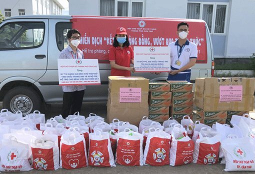 Thăm, tặng quà lực lượng tuyến đầu phòng, chống dịch