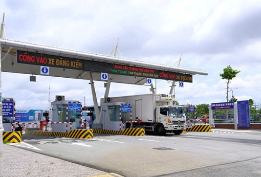Các phương tiện vận chuyển hàng hóa đi vào thành phố thực hiện thủ tục nhanh chóng, khoảng 5 phút/lượt xe