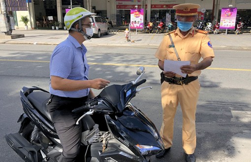 Ðẩy mạnh tuyên truyền an toàn giao thông và thực hiện phòng, chống dịch COVID-19