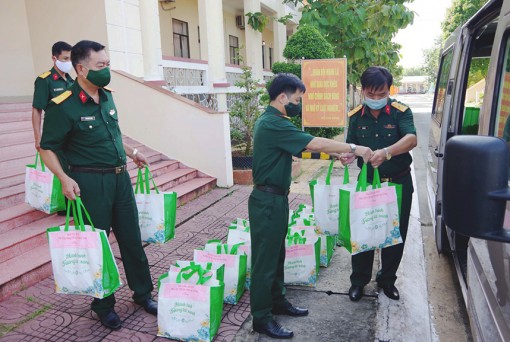 បញ្ជា​ការ​ដ្ឋាន​យោធា​ខេត្ត​សុក​ត្រាំង​ជូន​អំ​ណោយ​ ២០០ ចំ​ណែក​ដល់​ប្រ​ជា​ជន​