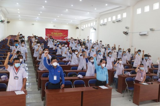 60 cán bộ, sinh viên Trường Cao đẳng y tế Cần Thơ hỗ trợ Bệnh viện dã chiến ở tỉnh Bình Dương