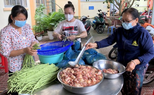 Bếp ăn phục vụ tuyến đầu chống dịch