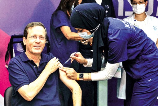 Liều vaccine thứ ba, cần gấp hay không?