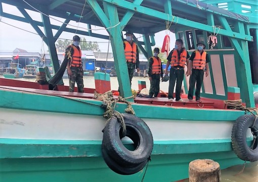 Kịp thời cứu vớt 3 người bị chìm sà lan trên biển