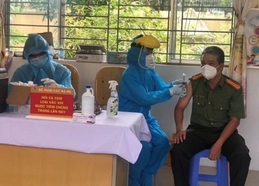 Tiêm vaccine đợt 6 cho lực lượng tuyến đầu chống dịch