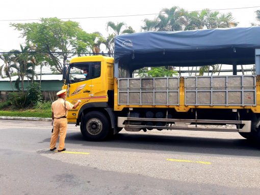 Xe quá cảnh và xe vào giao nhận hàng hóa tại TP Cần Thơ phải ký giấy cam kết đảm bảo an toàn phòng, chống dịch